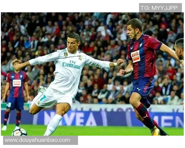 足球巨星技艺展示：近距离过人瞬间展现惊人灵动与控球技巧