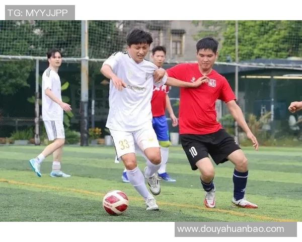 足球巨星与忠实粉丝之间的激情互动与真情故事揭秘